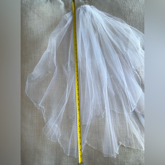 Elegant White Tulle Veil with Hair Comb - Picture 4 of 10